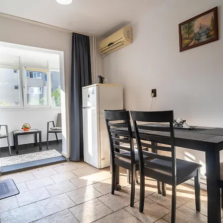 Rustic & Spacious 3br Apartment